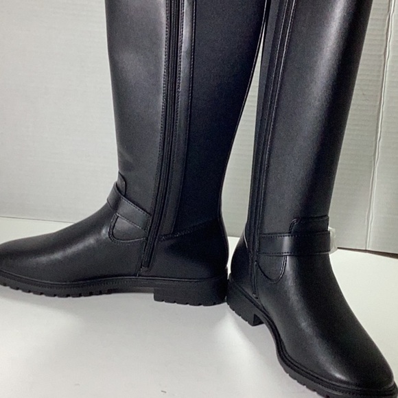 Coach - Picture 8 of 10